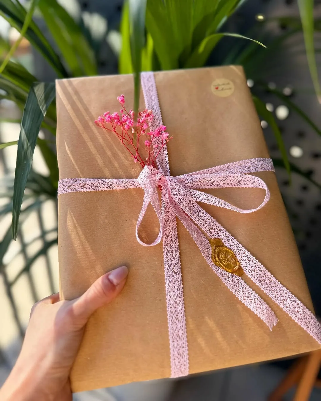 O icoană împachetată în hârtie kraft, cu panglică și sigiliu de ceară